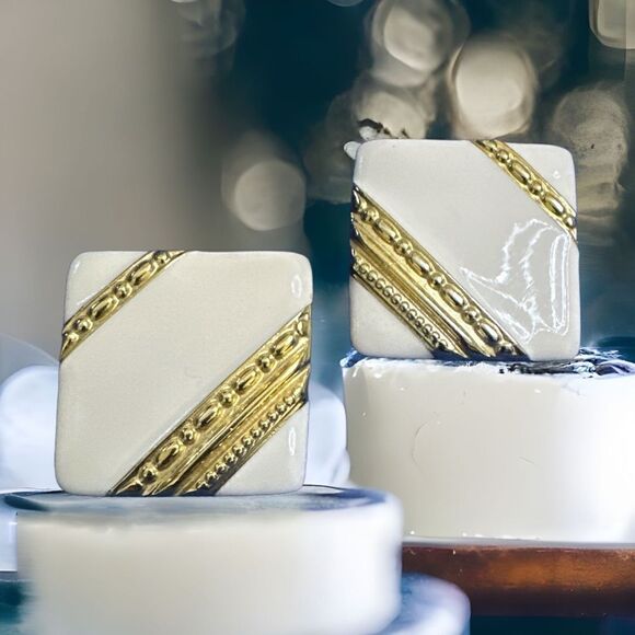 Vintage 80’s Givenchy Gold Tone Cream Beige Enamel Clip Earrings - Picture 5 of 11